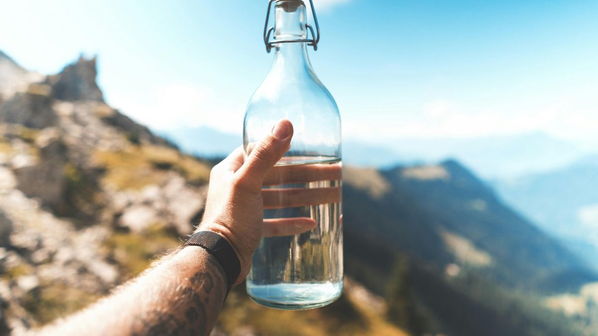 Una nutricionista aclara por qué beber solo agua no siempre es la mejor opción tras el ejercicio: “También sudamos ciertos electrolitos”