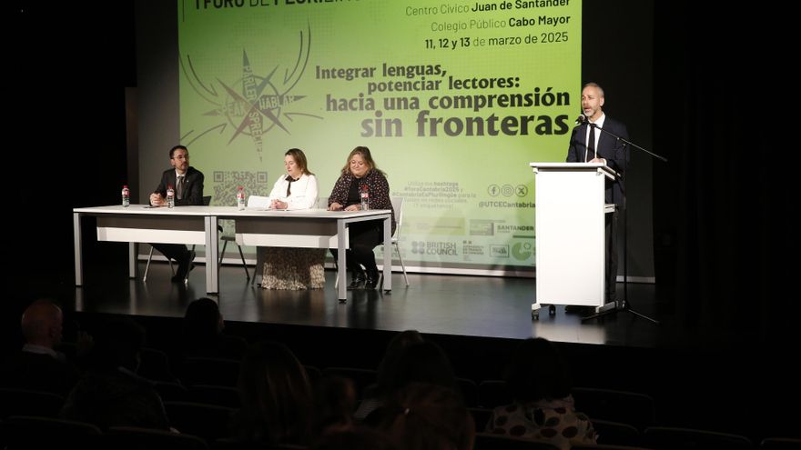 El consejero de Educación, Formación Profesional y Universidades, Sergio Silva, inaugura el I Foro del Plurilingüismo de Cantabria 'Integrar lenguas, potenciar lectores: hacia una comprensión sin fronteras'