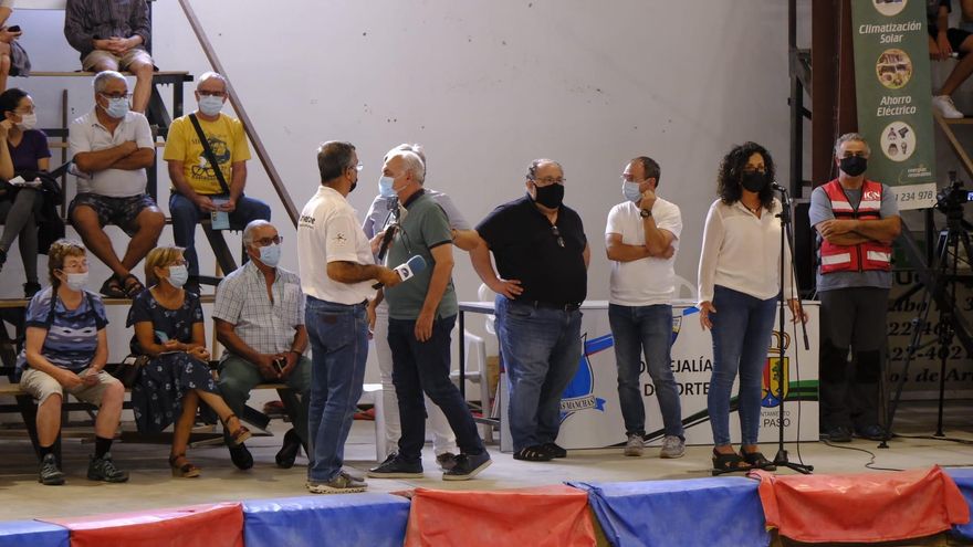 Científicos y autoridades que informaron a los vecinos y vecinas.