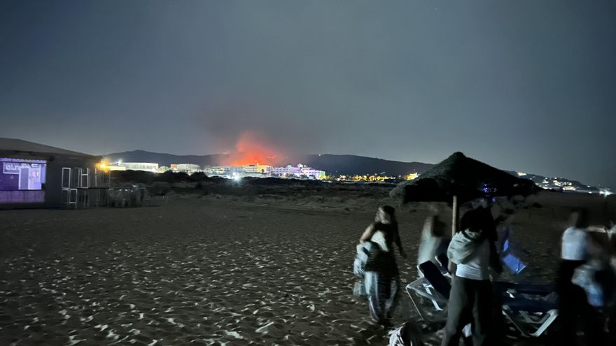 Llamas, burbuja inmobiliaria e infraestructuras escasas: los veraneantes de Atlanterra pasan la noche al raso ante la amenaza del fuego