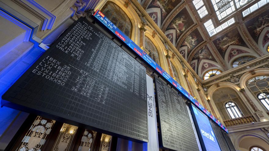 Archivo - Varios paneles del Ibex 35 en el Palacio de la Bolsa, a 4 de marzo de 2022, en Madrid (España).