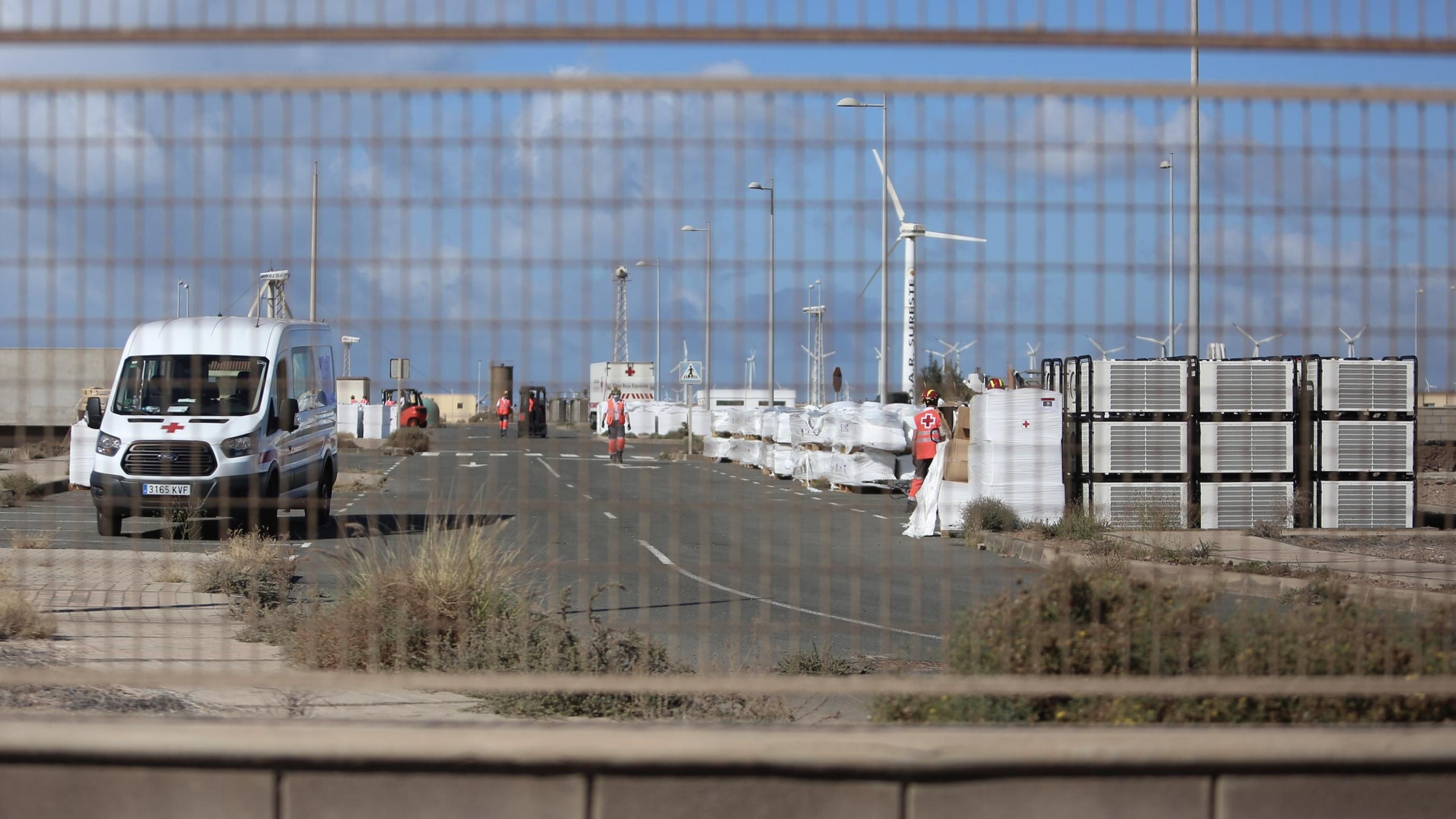 El campamento para migrantes que montan el Ejército y Cruz Roja en el polígono de Arinaga