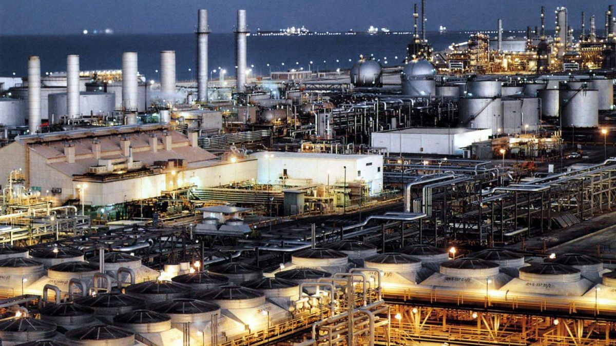 Imagen de una refinería de petróleo en la costa este de Arabia Saudí, cerca de la ciudad de Dhahran en el Golfo Pérsico. EPA/HO