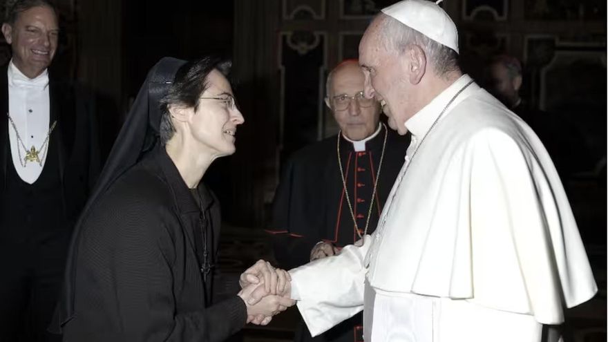 El Papa insiste en su revolución femenina en la Iglesia católica: una monja será la nueva 'alcaldesa' del Vaticano