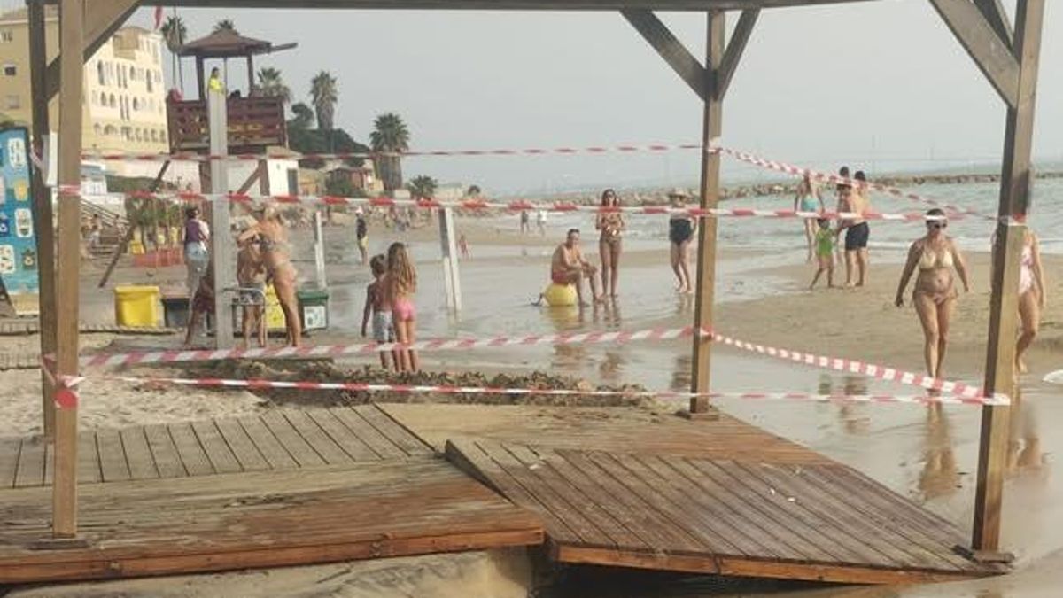 Daños en una pasarela de una playa de El Puerto de Santa María debido al fuerte oleaje