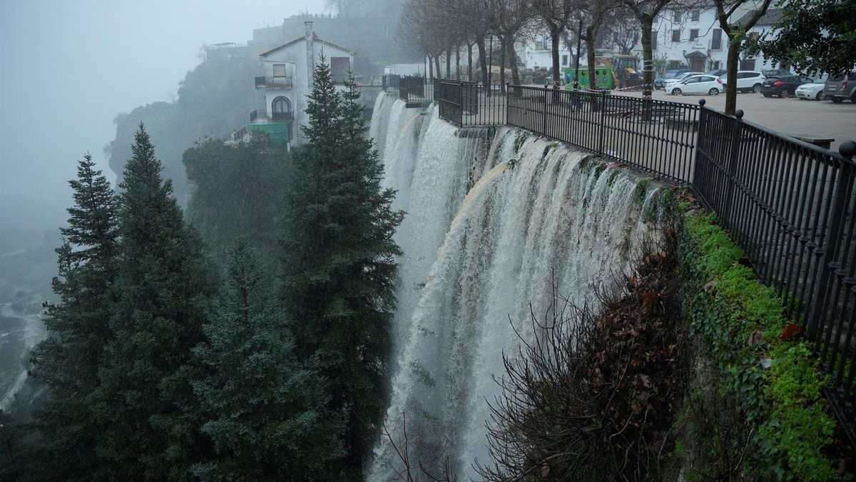 El agua cae a raudales en Grazalema.