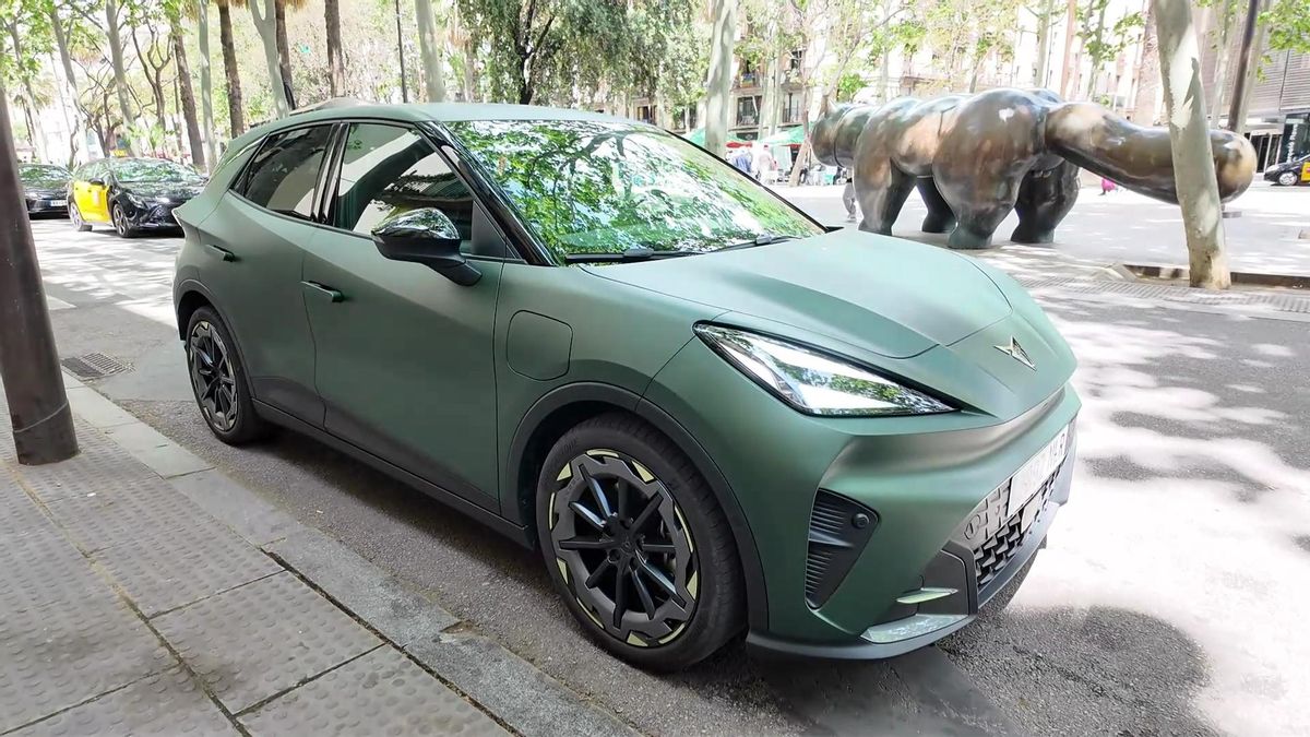 Al volante del aguerrido Cupra Raval, de Martorell al corazón de Barcelona