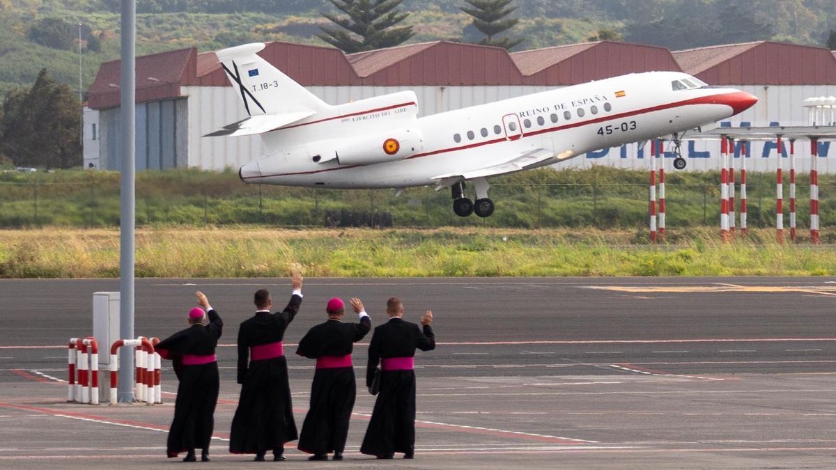 El Falcon con el Papa despega de Tenerife.