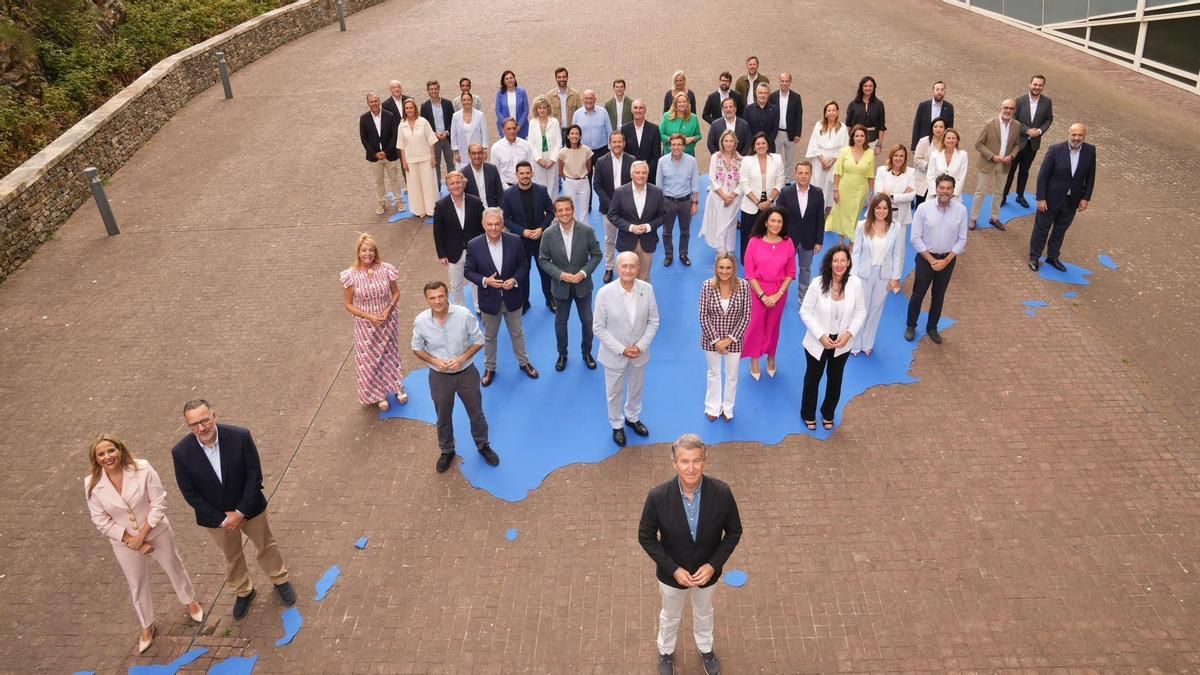 El presidente nacional del PP, Alberto Núñez Feijóo, en Santiago de Compostela con los candidatos del partido a las elecciones municipales de 2027 en las capitales de provincia. 