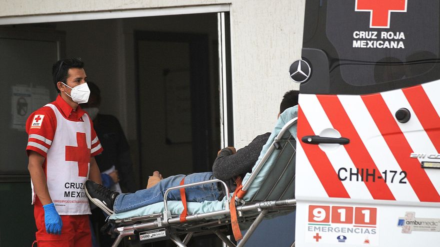 Paramédicos de la Cruz Roja ingresan a una paciente con síntomas de covid-19 al hospital General hoy, en Ciudad Juárez, estado de Chihuahua (México). EFE/Luis Torres