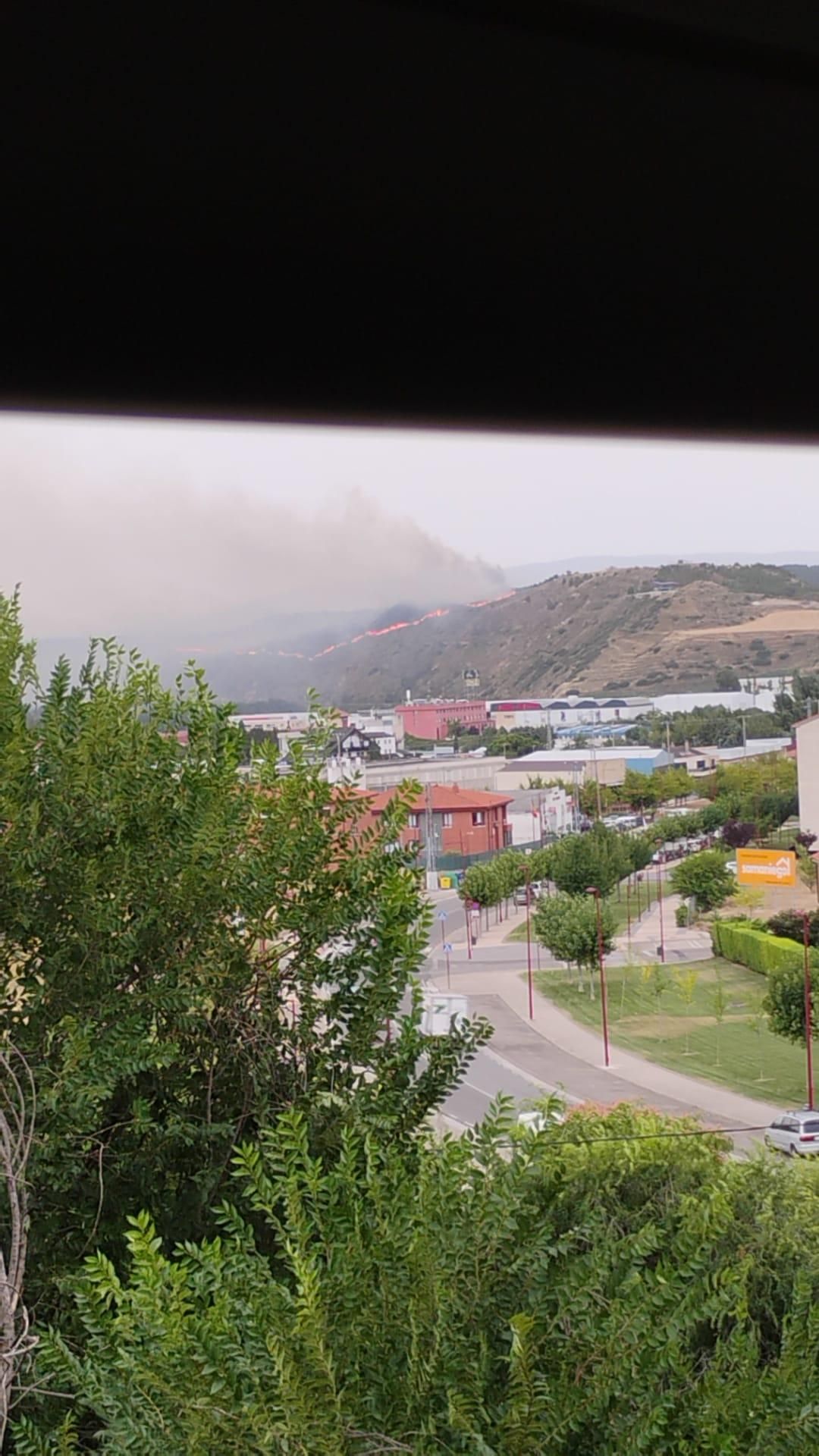 Incendio forestal en Gimileo (La Rioja) visto desde Haro