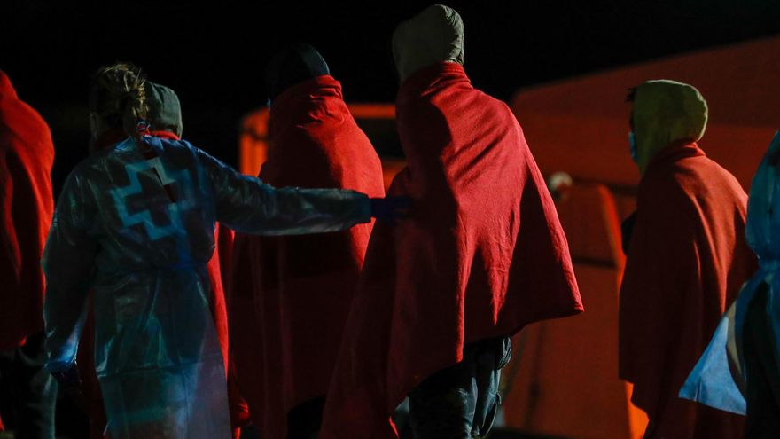 El recorrido sin precedentes de una de las pateras llegada a Canarias: 450 kilómetros en una lancha de goma