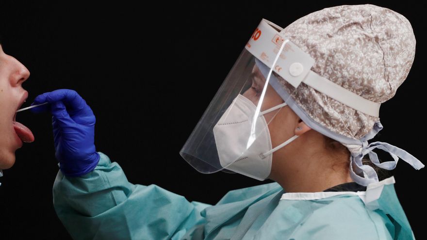 Una enfermera realiza una PCR en REFENA, lugar habilitado desde el principio de la pandemia para la realización de las pruebas en una día en el que Navarra ha registrado en las últimas horas 467 nuevos casos positivos de covid-19, según los datos provisionales facilitados por el Gobierno Foral. EFE/Jesús Diges