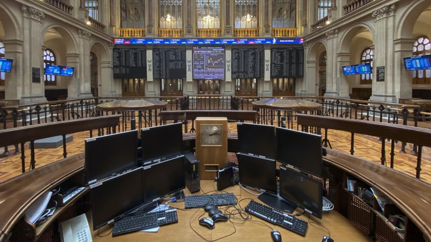 Ordenadores en el interior del Palacio de la Bolsa de Madrid (España)