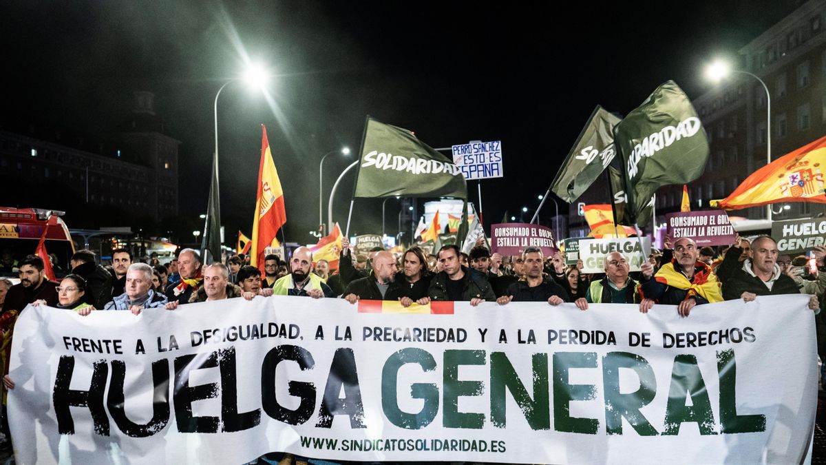 Cabecera de la marcha del sindicato de Vox hacia Ferraz