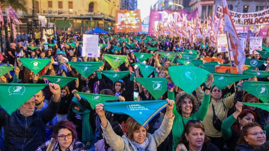 Forma y fondo: los retrocesos que trae el proyecto de la ley ómnibus para las conquistas de las mujeres