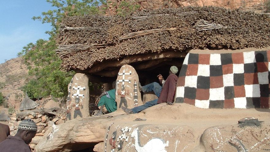 Varios ancianos debaten en la Togu Na, la construcción dónde se toman las decisiones en la aldea. Su techo bajo obliga a estar sentados o de rodillas, lo que impide que las discusiones acaben con violencia.