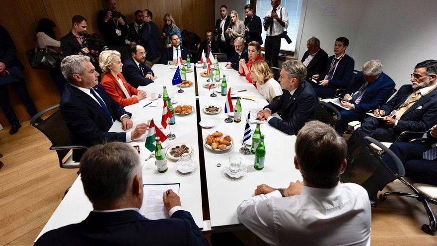 Von der Leyen participa en una 'cumbre paralela' con los líderes de la UE más duros contra la migración