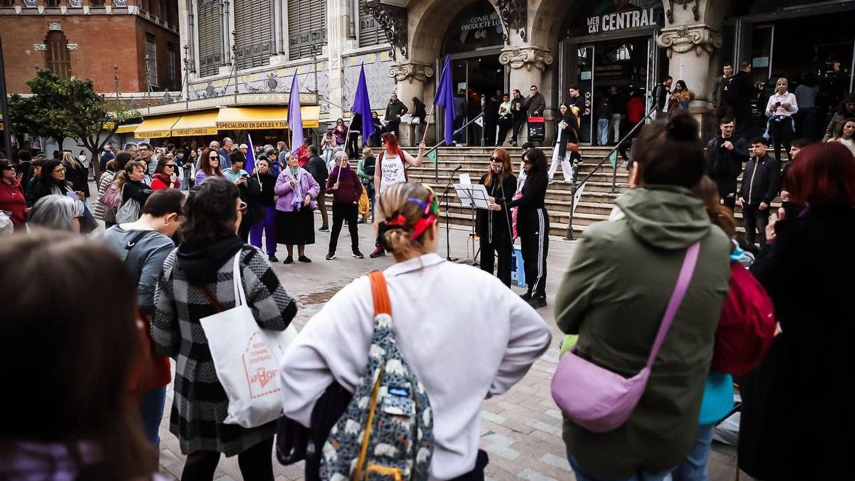 Acción de la Asamblea Feminista de Valencia ante el Mercat Central.