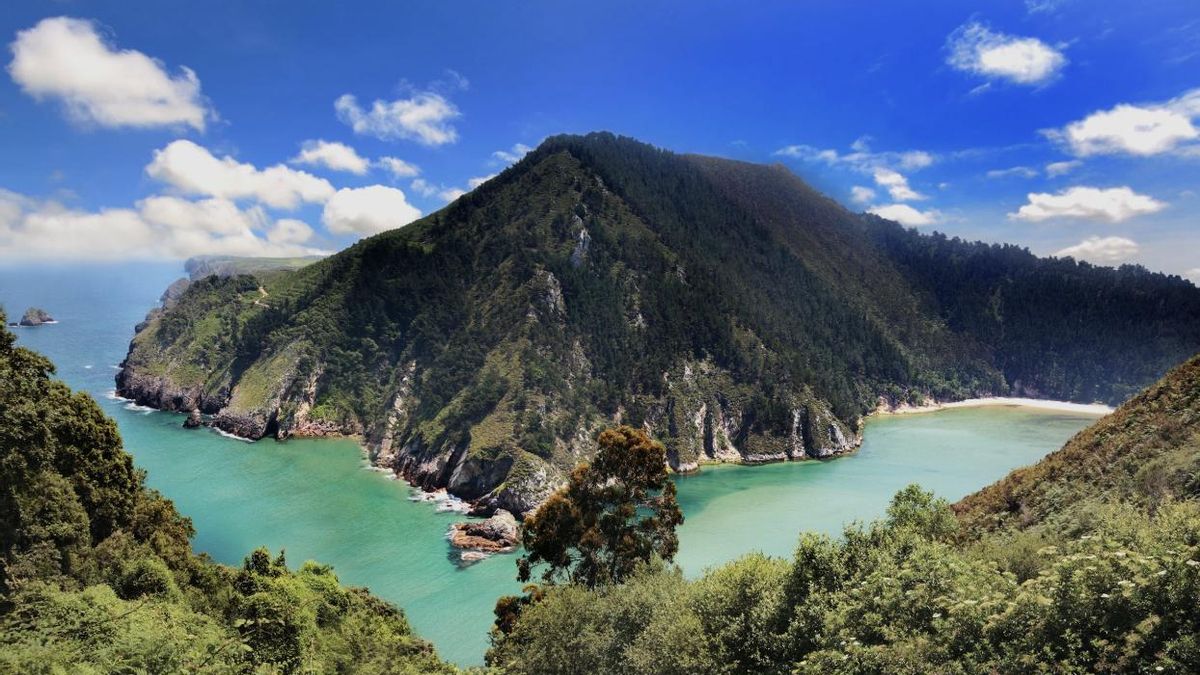 La ruta culmina al abrirse el río Nansa hacia el océano en el espectacular estuario de la ría de Tina Menor