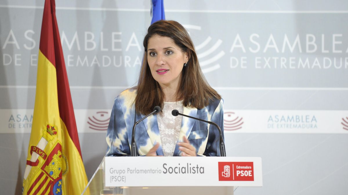 PSOE y Unidas por Extremadura rechazan las cuentas: "Quitan impuestos a los ricos mientras las familias esperan dos años para operarse"
