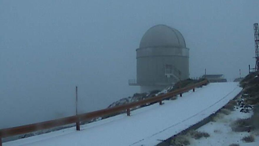Imagen  del entorno  cubierto de nieve del Telescopio Óptico Nórdico (NOT por su siglas en inglés) en la mañana de este lunes,  en  el Observatorio del Roque de Los Muchacho,  en las cumbres de Garafía.