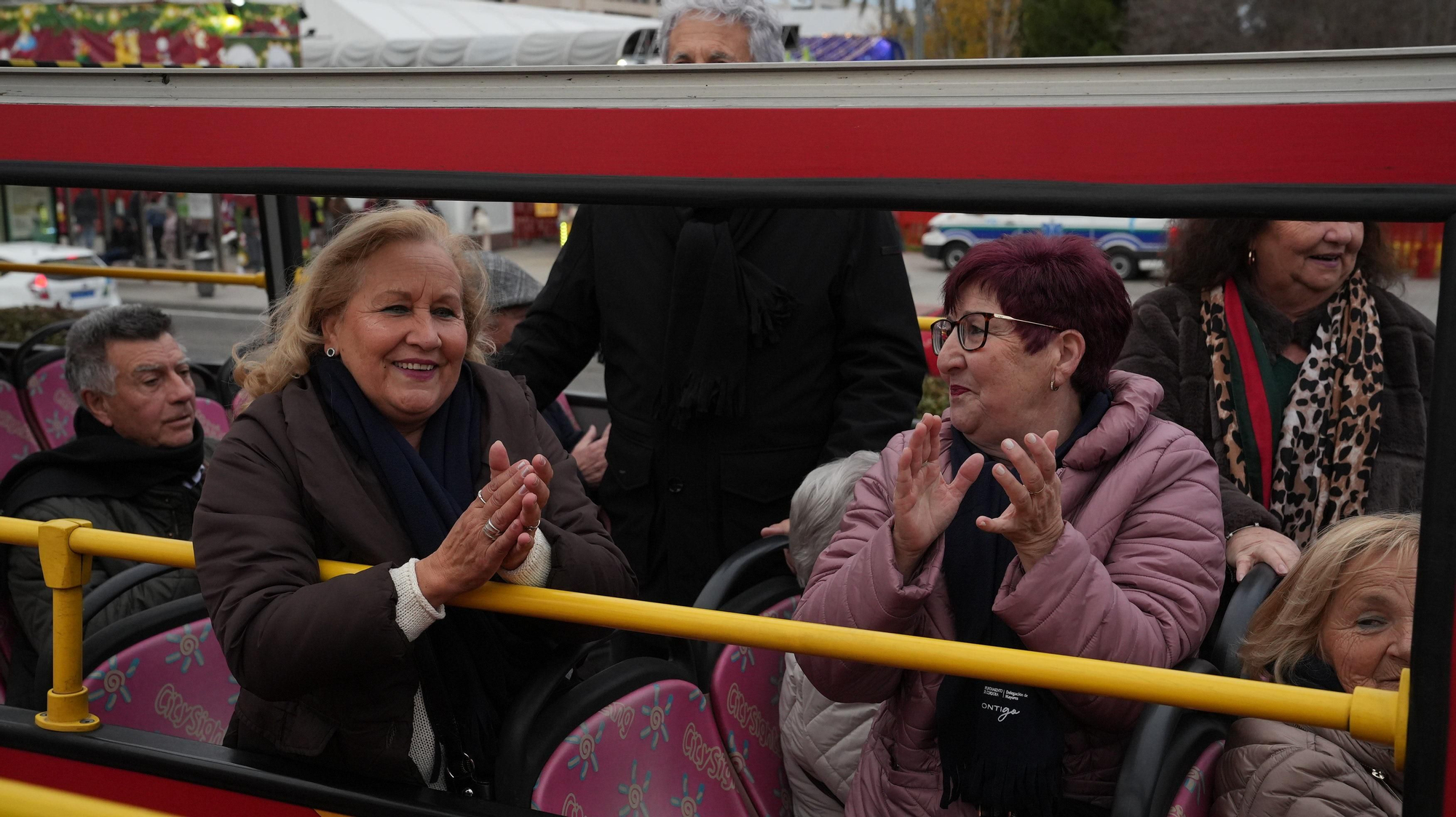 Los mayores participan en un recorrido urbano en autobuses turísticos dentro de la actividad “Coro de Coros”.