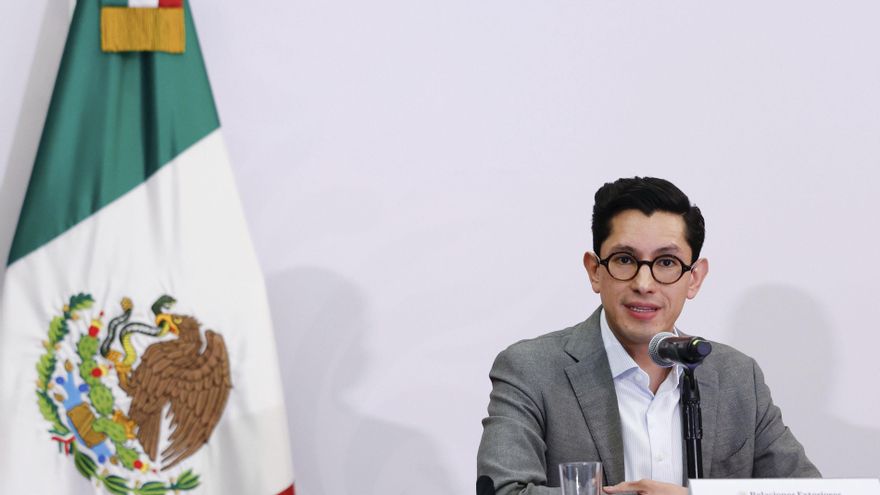 Autoridades de México visitan a mexicanos detenidos en 'Alligator Alcatraz', en Florida