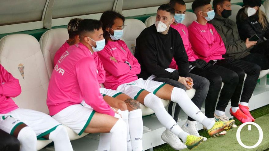 Jugadores del Córdoba CF en el banquillo
