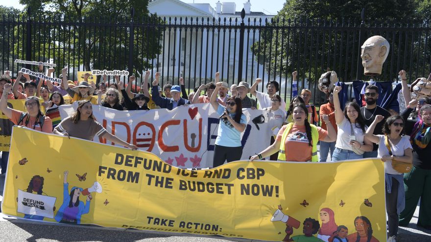 Un títere de Biden frente a la Casa Blanca para protestar contra sus políticas migratorias