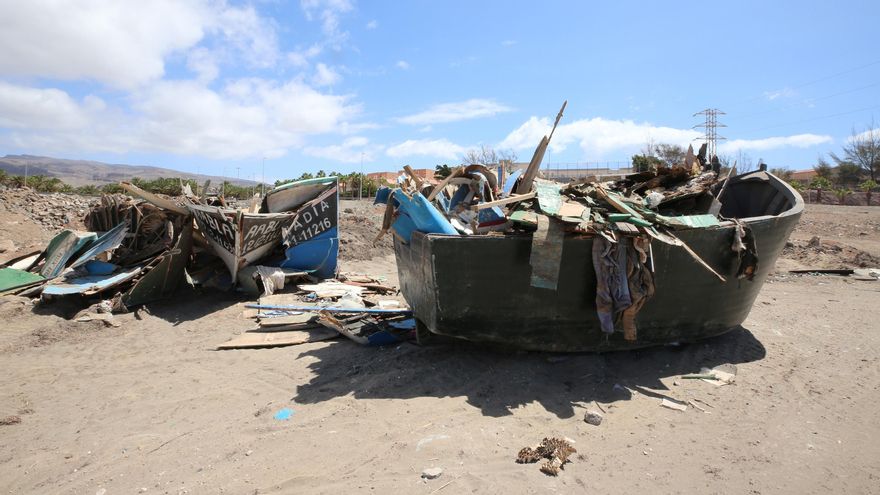 Patera llena de basura en el vertedero temporal de San Bartolomé de Tirajana..