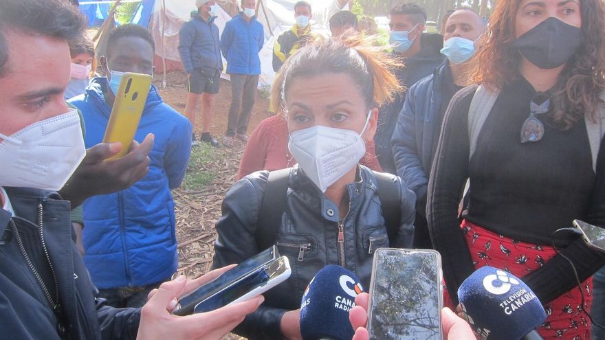 La eurodiputada de Unidas Podemos Sira Rego ve "desolador" el campamento de Las Raíces y carga contra la política "tapón" de la UE