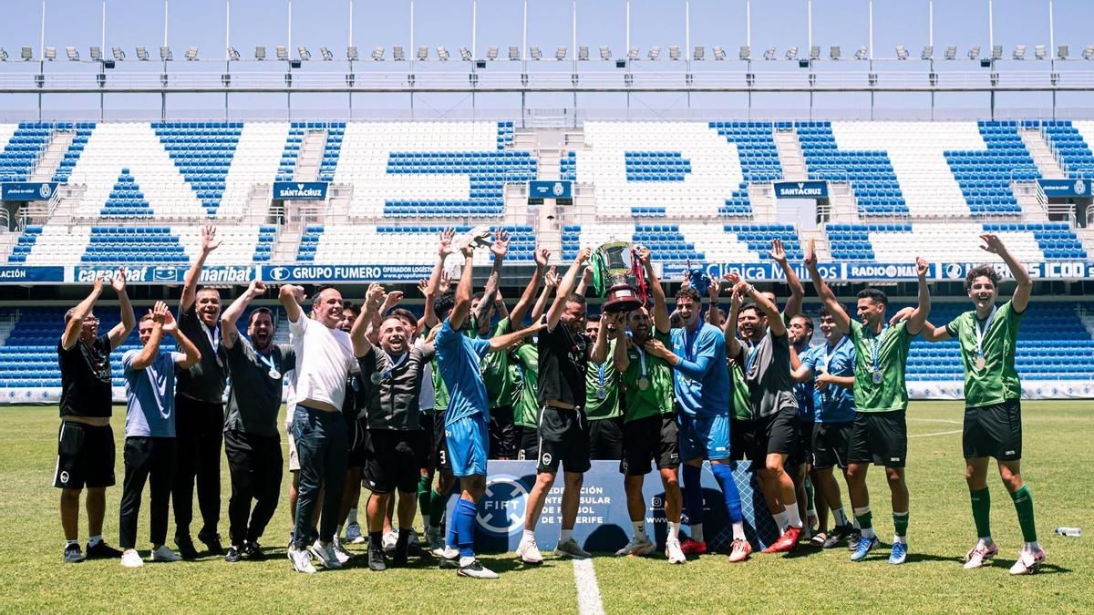El CD Atlético Paso levanta la Copa Heliodoro