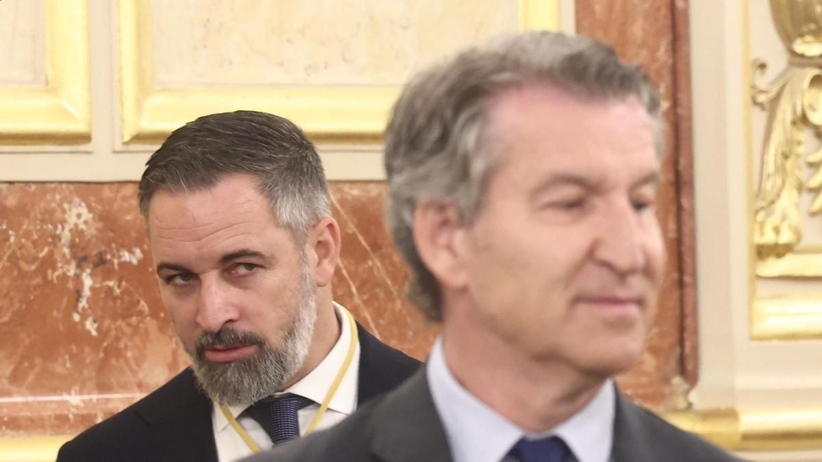 El líder del PP, Alberto Núñez Feijóo, y el de Vox, Santiago Abascal, durante la visita del Papa León XIV al Congreso el pasado mes de junio.