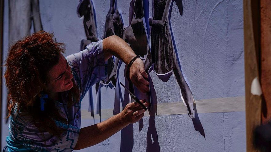 Virginia Filardi trabaja en el mural en el Teatro Góngora