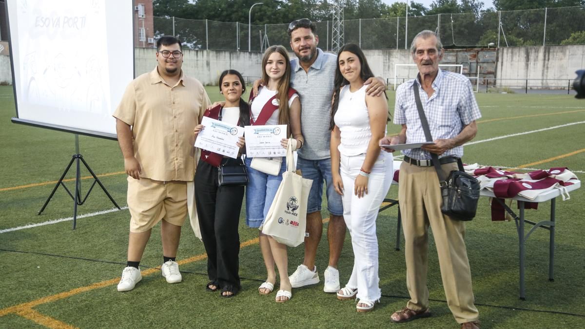 Homenaje a alumnos de Las Palmeras tras graduarse
