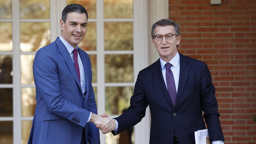 El presidente del Gobierno, Pedro Sánchez, recibe al nuevo líder del PP, Alberto Núñez Feijóo, este jueves en el Palacio de la Moncloa en Madrid.