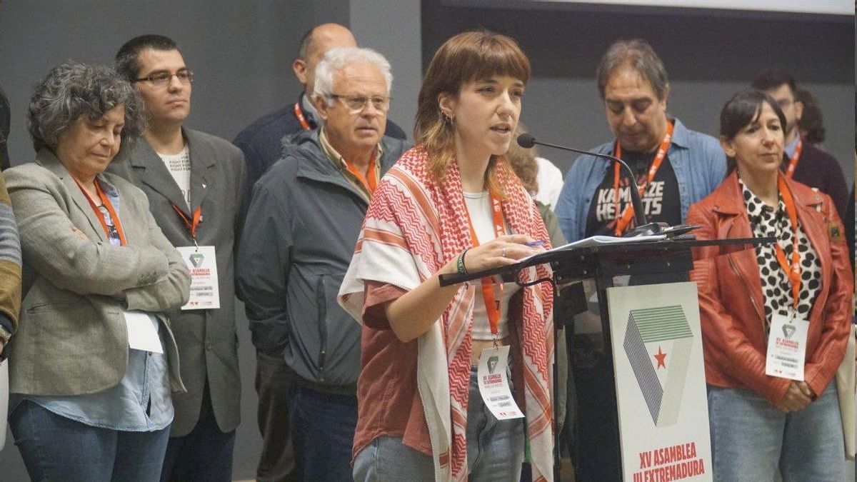 Nerea Fernández, nueva coordinadora regional de IU en Extremadura, dirigiéndose este domingo a los compañeros en la XV Asamblea; es también diputada autonómica e iba en la candidatura de Joaquín Macías, coordinador hasta ahora
