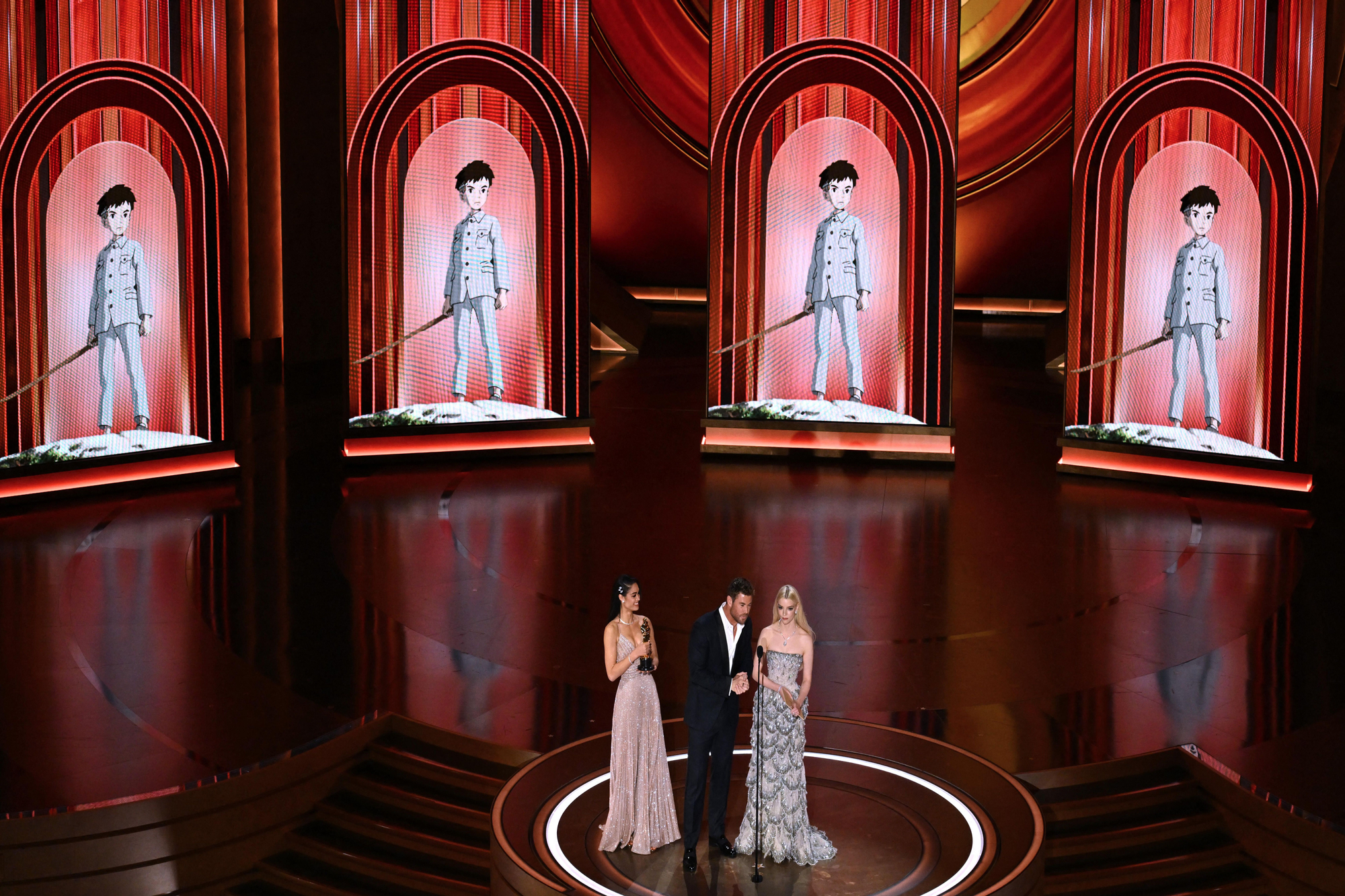 El actor australiano Chris Hemsworth y la actriz estadounidense Anya Taylor-Joy presentan el premio a la Mejor Película de Animación por "El niño y la garza"