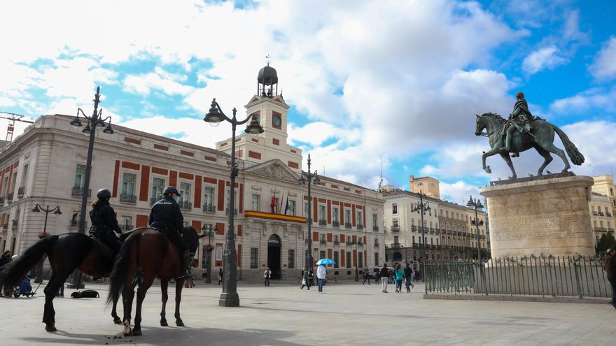 Dos policías a caballo vigilando la Puerta del Sol en Madrid.