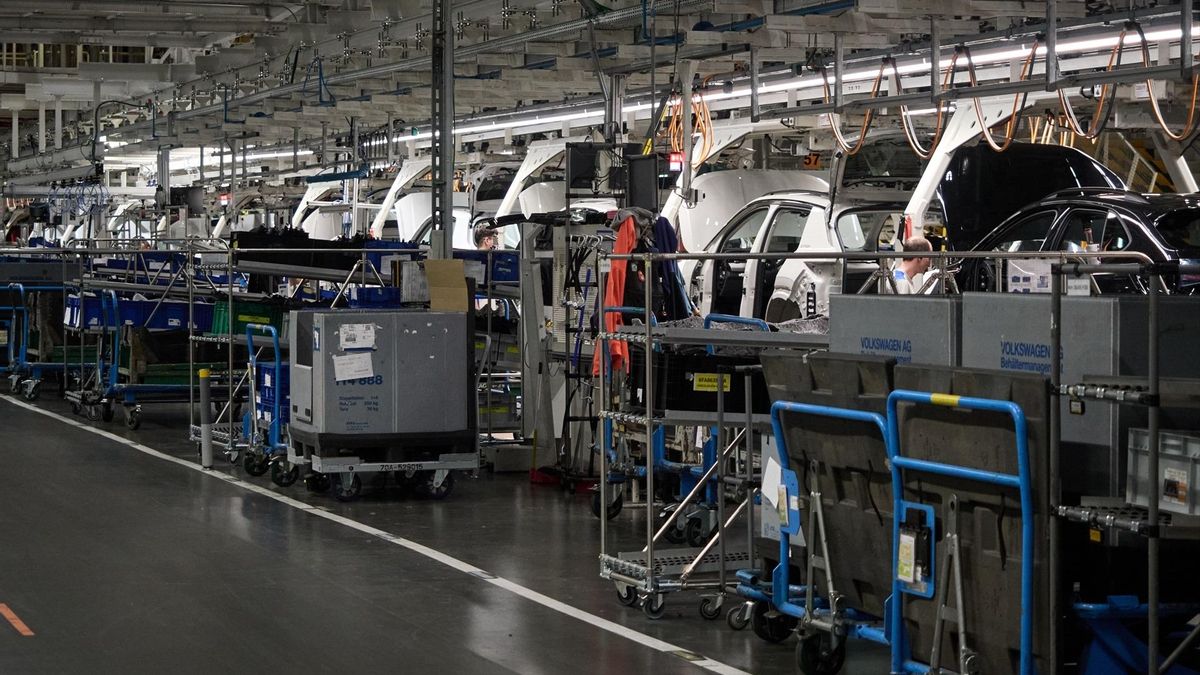 La producción de coches mejora con la entrada de nuevos modelos en las fábricas españolas