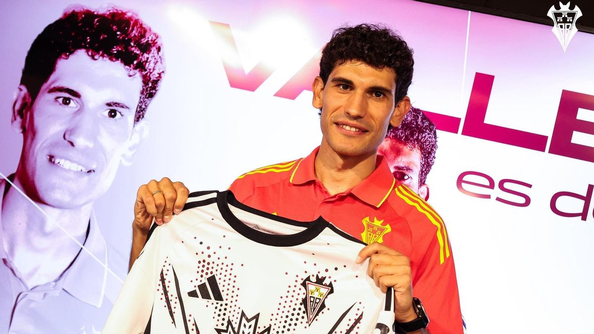 Jesús Vallejo en su presentación con el Albacete BP
