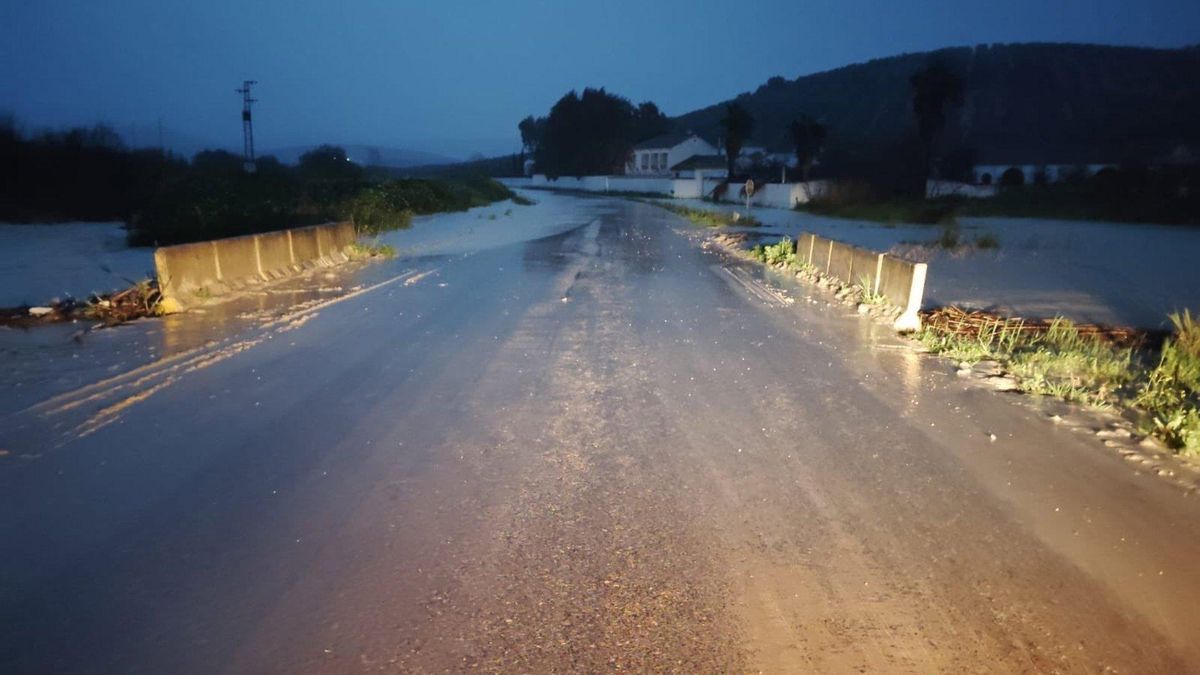 Dos carreteras de Córdoba siguen cortadas por el temporal