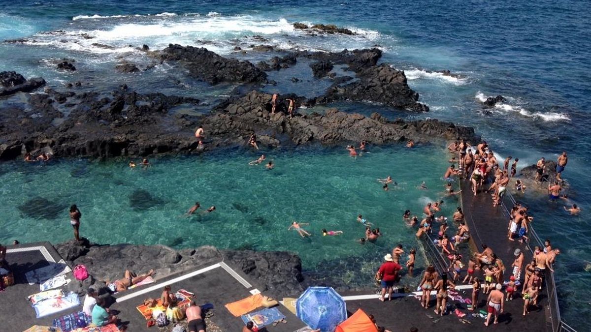 Vecinos de Tenerife exigen una respuesta "urgente" ante una gran mancha marrón en la costa norte