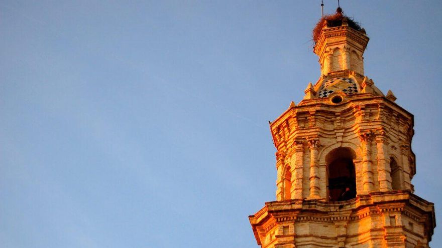 De 32 metros de altura y dos campanas, la torre del reloj de este pueblo cordobés es uno de sus monumentos más venerados