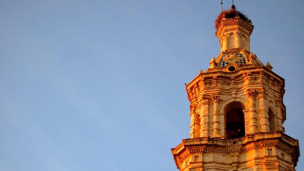 De 32 metros de altura y dos campanas, la torre del reloj de este pueblo cordobés es uno de sus monumentos más venerados