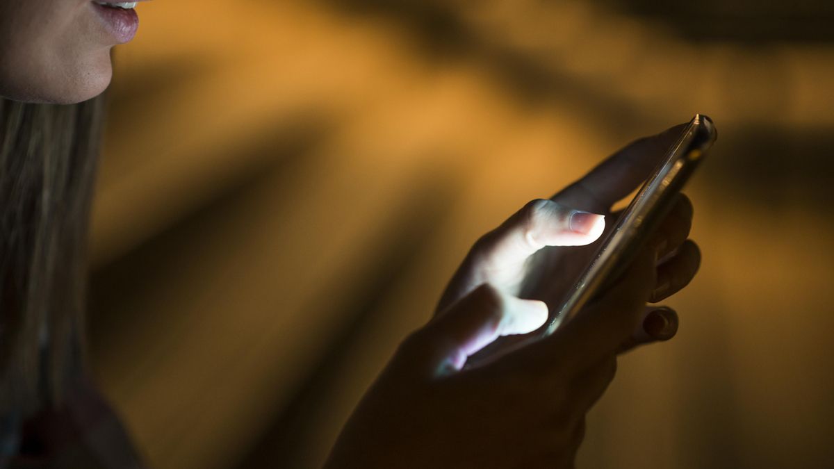 El doctor Gonzalo Pin recomienda “evitar el móvil u otras pantallas “al menos una hora antes de dormir.