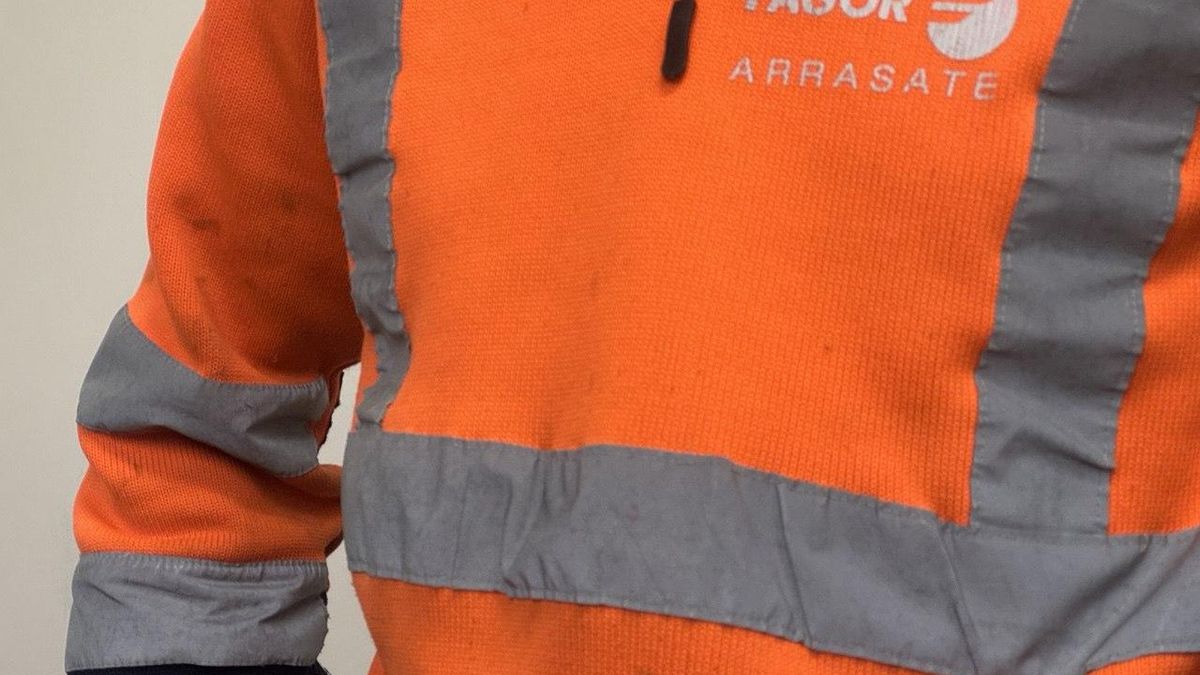 Personal de la Presidencia vasca protesta en el Consejo de Gobierno con uniformes naranjas de Talgo y Fagor