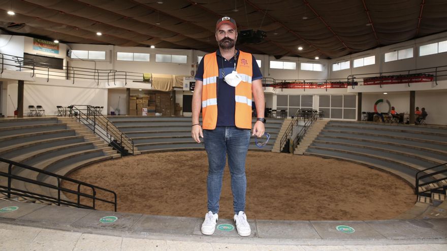 César voluntario y personal del ayuntamiento de Los Llanos de Aridane. (ALEJANDRO RAMOS)
