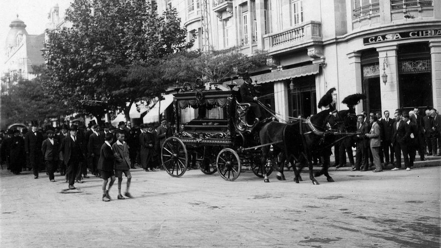 Entierro de Amparo Gómez Barthe en 1926, a la derecha 'Casa Ciriaco'.